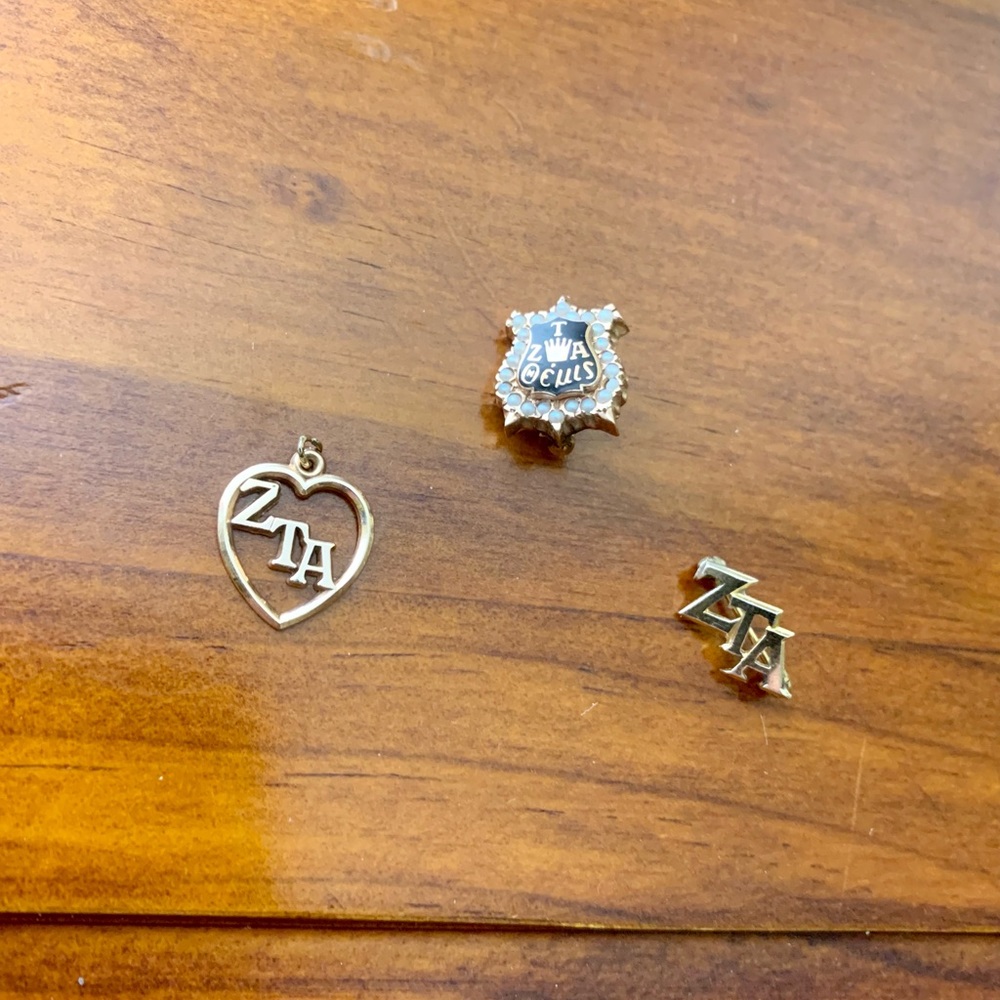 ZTA Zeta Tau Alpha vintage sorority gold and pearl badge, pin, and pendant